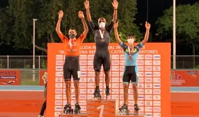 Alex Cujavante en lo más alto del podio en Santa Marta. 