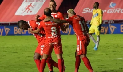 Jugadores del América festejan un gol. 