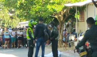 La Policía en el lugar donde ocurrió el crimen. 