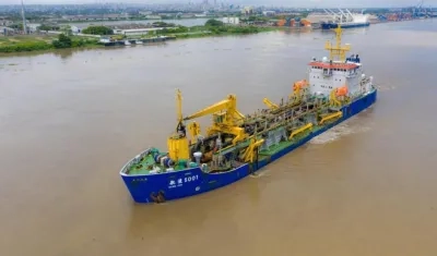 La draga Hang Jun 5001 en el puerto de Barranquilla.