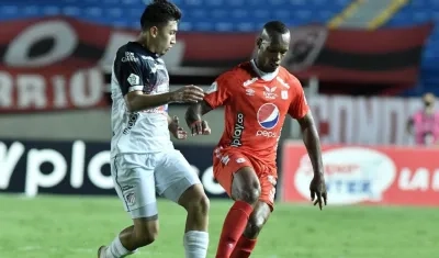 Fabián Ángel se mide a un jugador del América. 