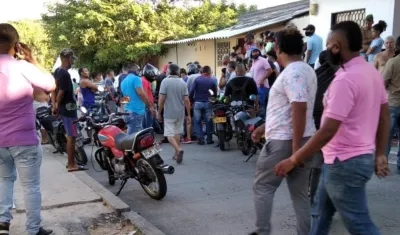 Muchas personas se aglomeraron en el lugar donde ocurrió el crimen. 