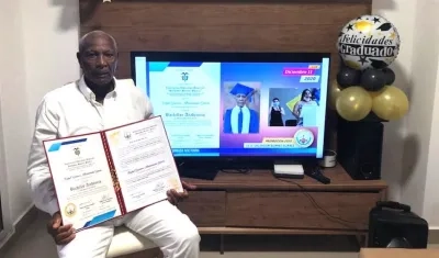 Gustavo Altamiranda García, exhibiendo el título.