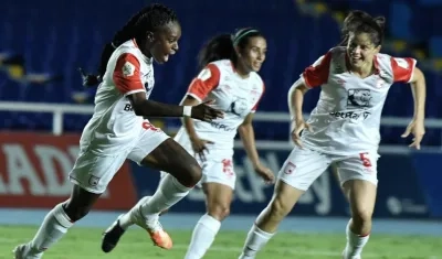 Jugadoras de Santa Fe celebran un tanto en la ida. 