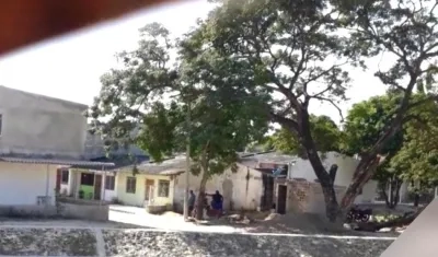 El predio con los invasores montando 'guardia'.