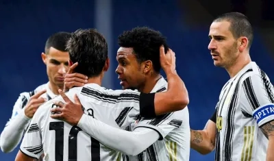 Paulo Dybala se felicita con sus compañeros. 