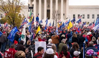 Protesta de seguidores de Trump ante el Tribunal Supremo.