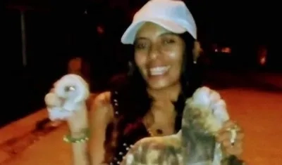 Mileydis Aldana Herazo con la foto que causó indignación por decapitar a una lechuza. 