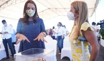 La Ministra de las TIC, Karen Abudinen, y la Gobernadora Elsa Noguera.