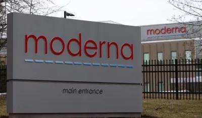 Moderna indicó que en los ensayos clínicos ha mostrado una eficacia del 94,1% para prevenir la enfermedad y del 100 % a la hora de evitar casos graves.
