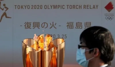 Pebetero que contiene el fuego olímpico, encendido en Grecia. 