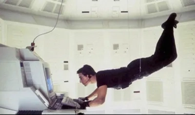 Tom Cruise en una de las escenas célebres de 'Missión Imposible'.