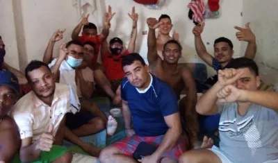 Reclusos en una de las celdas.