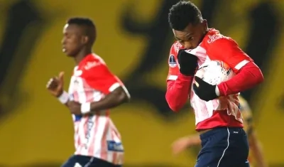 Miguel Ángel Borja besando la camiseta juniorista al celebrar el gol ante Coquimbo ayer en Chile.