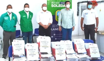 El Alcalde Rodolfo Ucrós radicando las resoluciones.