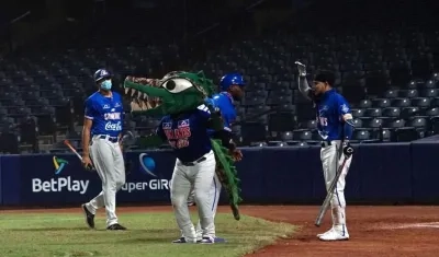 Audy Ciriaco celebra luego de anotar una de las carreras de Caimanes. 
