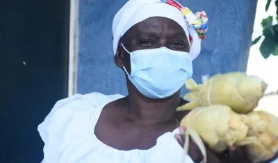 Una de las palenqueras que hace los bollos.