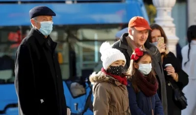 Ciudadanos con la mascarilla en Zagreb, Croacia.