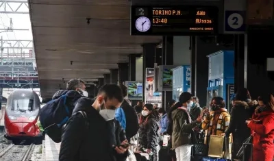Ciudadanos italianos en la estación de trenes de Roma.