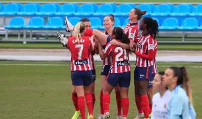 Leicy Santos y sus compañeras aúpan a Merel Van Dongen.
