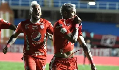 Yesús Cabrera celebrando la apertura del marcador con Duván Vergara.