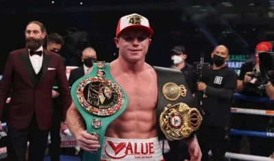 Saúl 'Canelo' Álvarez con las fajas de la AMB y el CMB. 