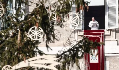 El papa Francisco en su catequesis del Ángelus dominical ante la plaza de San Pedro.