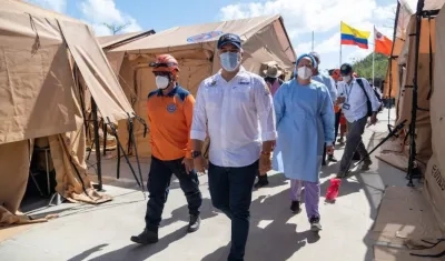 El Presidente Iván Duque inspeccionando el hospital de campaña.