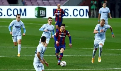 Lionel Messi conduce la pelota ante la marca de varios rivales. 