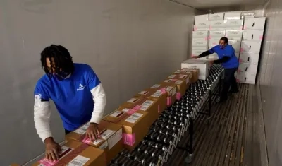 Cajas que contienen la vacuna contra la covid-19 de la biotecnológica Moderna son preparadas en para ser distribuidas