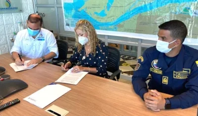 El Director de Cormagdalena, la presidenta de Findeter y el Capitán de Puerto durante la firma del convenio.