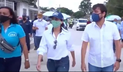 El Alcalde Jaime Pumarejo recorriendo sectores del sur de Barranquilla.