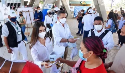 Usuarios recibiendo los tapabocas.