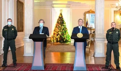 Los Directores entrante y saliente con el Presidente y el Ministro de Defensa.