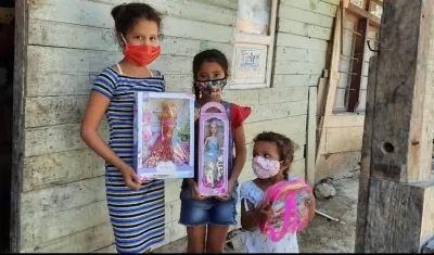 Las niñas con sus regalos navideños.