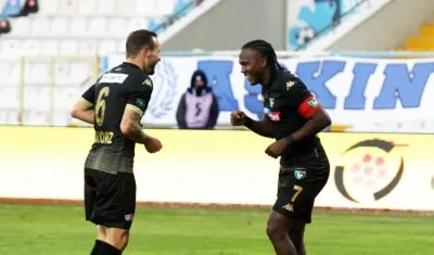 Hugo Rodallega festeja con un compañero. 