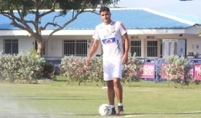 El volante Larry Vásquez.