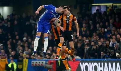 Ryan Mason se fracturó la cabeza en esta jugada. 