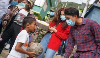 Egan Bernal visitando a los niños de Zipaquirá. 