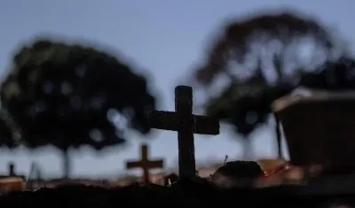 Vista de cruces sobre las tumbas en el cementerio de Caju, en la ciudad de Río de Janeiro (Brasil).