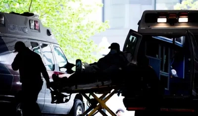 Paramédicos transportan a un paciente positivo para Covid-19 al Hospital de la Universidad George Washington.