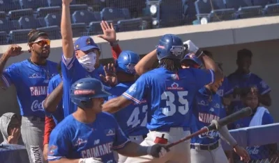 Adam Walker celebrando tras su primer cuadrangular de la tarde.