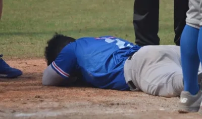 Dilson en el suelo tras el pelotazo