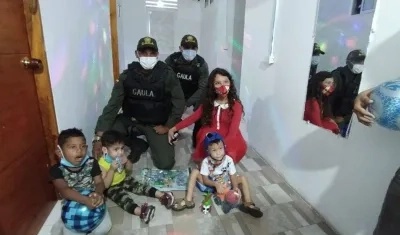 Entrega de regalos por parte del Gaula de la Policía. 