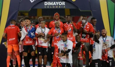 Jugadores de América celebrando el título.