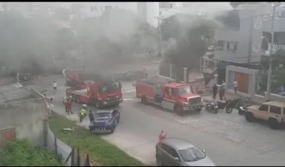 Momentos en que bomberos atienden la emergencia. 