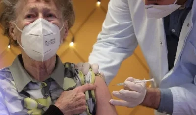 Una adulta mayor vacunada en Colonia, Alemania.