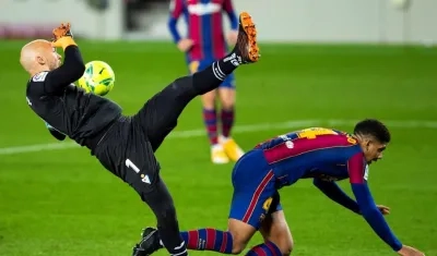 El portero serbio del Eibar Marko Dmitrovic y el defensa uruguayo Ronald Araújo.