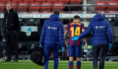 Philippe Coutinho, sale de la cancha lesionado. 