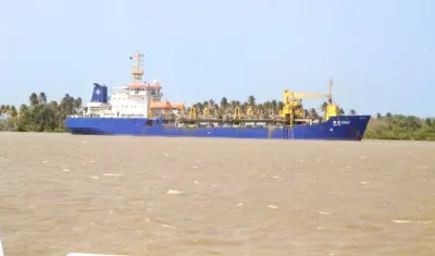 La draga china en una de las tantas veces paralizadas durante 2020.